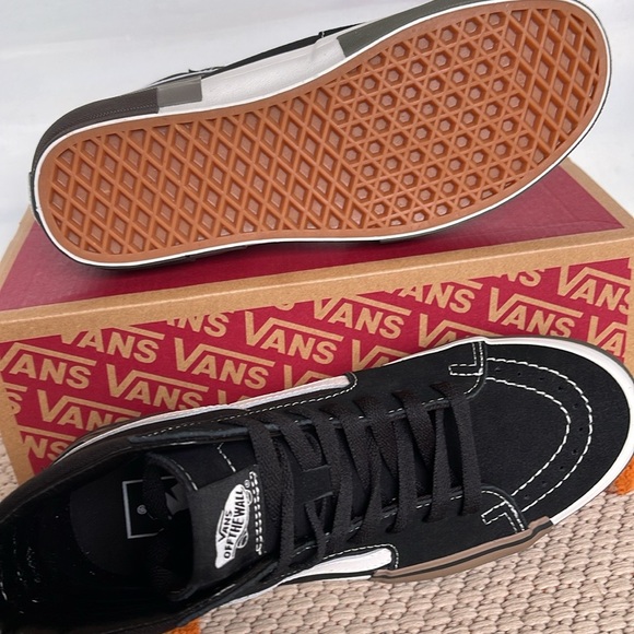 Vans WMNS Sk8-Hi Rearrange Utility Block Black
VN000CRMBLK
Sneakers - Picture 14 of 16